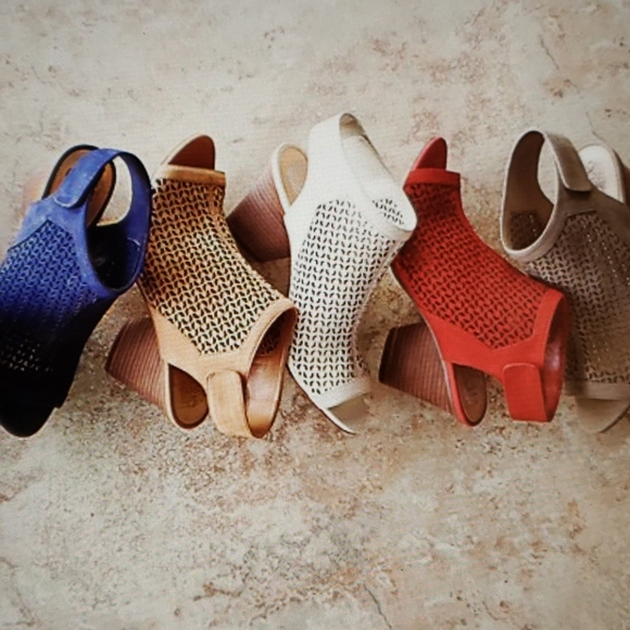 NWOT Vince Camuto Dastana Peep-toe Sandals - Picture 5 of 10